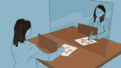 En la prueba del dibujo en el espejo, la persona no ve directamente lo que está haciendo sobre el papel, solo ve lo que hace reflejado en un espejo. Daniel Arce/BBC