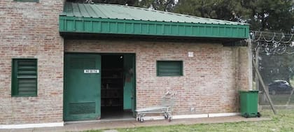 En la puerta de la cantina del penal de Ezeiza figura el mensaje claro: "No se fía"