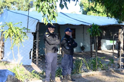 En la puerta de la casa de la familia de Loan en Nueve de Julio, hay una consigna permanente de policías de Corrientes
