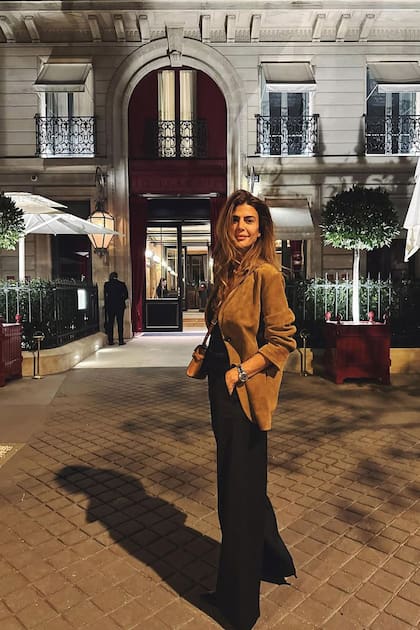 En la puerta de La Réserve. Para el festejo de su cumpleaños, llevó un top con encaje, un blazer de gamuza y un pantalón recto de color negro.