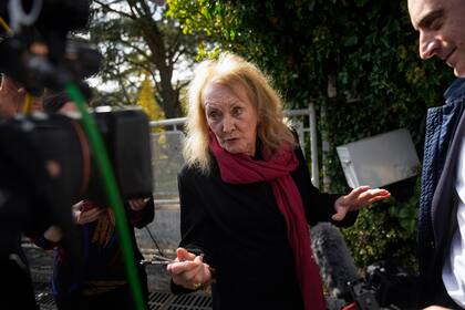 En la puerta de su casa de Cergy-Pontoise, a 25 kilómetros de París, la autora francesa Annie Ernaux recibió la noticia del Nobel y agradeció el premio en unas breves palabras a la prensa