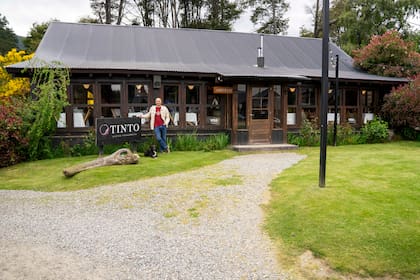 En la puerta de Tinto Bistró, rodeado de la naturaleza patagónica