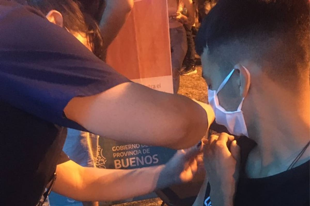 En la puerta de un recital organizado por el municipio de Quilmes había una posta de vacunación para los que no tenían las dos dosis aplicadas contra el Covid-19