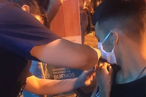En la puerta de un recital organizado por el municipio de Quilmes había una posta de vacunación para los que no tenían las dos dosis aplicadas contra el Covid-19
