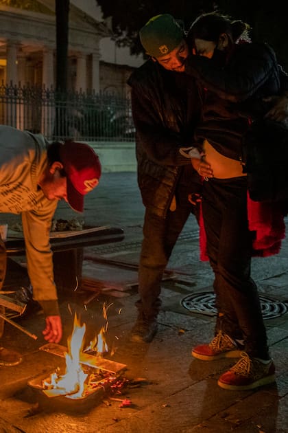 En la puerta del cementerio de Chacarita, un grupo de personas busca hacerle frente al frío