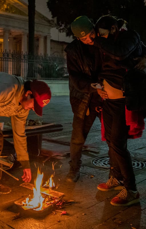 En la puerta del cementerio de Chacarita, un grupo de personas busca hacerle frente al frío