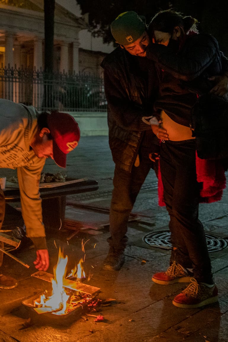 En la puerta del cementerio de Chacarita, un grupo de personas busca hacerle frente al frío