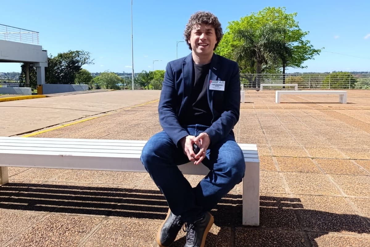 En la puerta del Centro del Conocimiento en Posadas, Pablo Baldoma