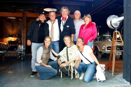 En la puerta del museo, recibiendo amigos, que viajaron desde Buenos Aires, Córdoba, Mendoza y otras provincias argentinas e, incluso, del Uruguay.
