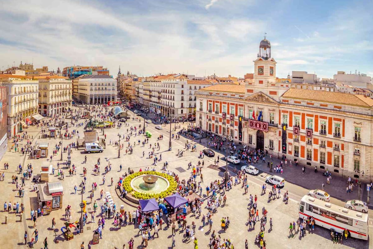 En la Puerta del Sol de Madrid se encuentra desde 1950 el denominado Kilómetro Cero de las carreteras radiales de España. Es un lugar de cita y visita turística obligada.