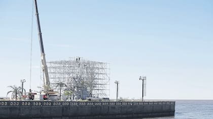 En la punta del espigón Puerto Argentino se ve la estructura tubular que rodea el monumento a Cristóbal Colón