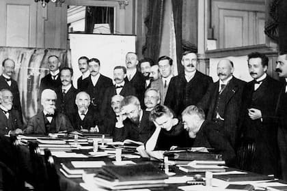 En la quinta conferencia de Solvay de física se trató "acerca de los electrones y fotones"