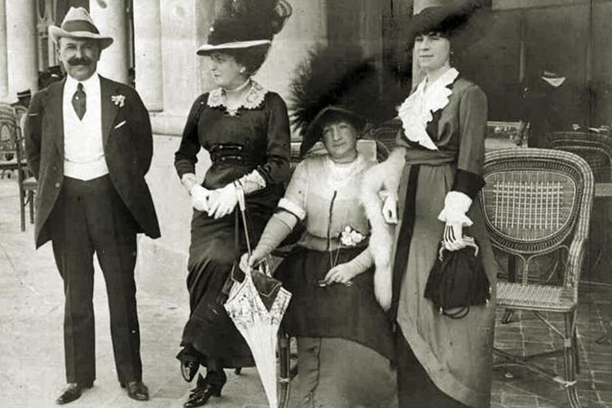 En la Rambla Bristol, Héctor Cobo, Josefina Unzué de Cobo, Adelia Maria Harlilaos de Olmos y la sra. Unzué de Aldao, año 1923-AGN