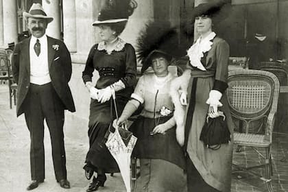 En la Rambla Bristol -Hector Cobo,Josefina Unzué de Cobo,Adelia Maria Harlilaos de Olmos y Sra. Unzué de Aldao, en el año 1923