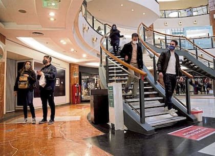 Para abrir a partir del sábado los shoppings aceptaron trabajar con un aforo reducido y un máximo de una persona cada quince metros cuadrados