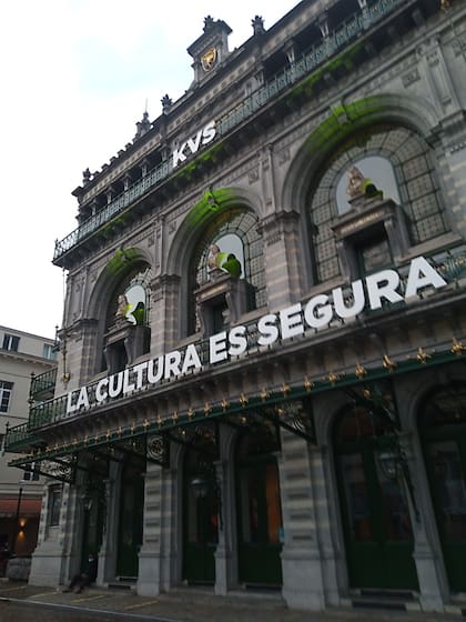 En la reciente funciones en Bruselas, el elenco quedó varado producto de las restricciones a los vuelos. Las autoridades de la sala belga colgaron el cartel que dice que la cultura es segura