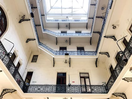 En la recorrida se "rematan" materiales del edificio: toneladas de mármol, bronce y madera