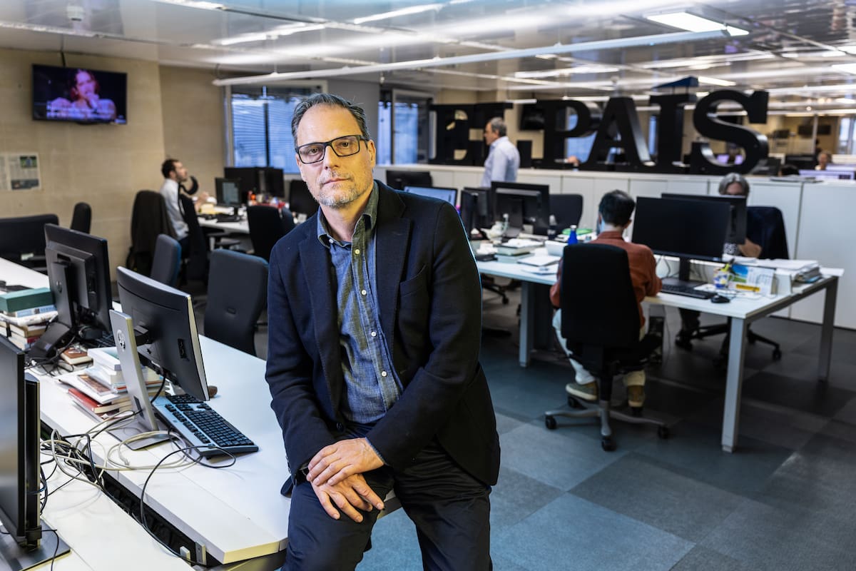 En la redacción; Jan Martínez Ahrens es director del diario El País desde junio de 2025