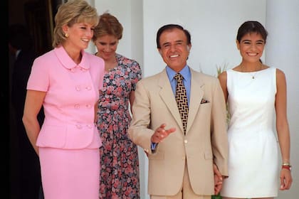 En la residencia de Olivos, la princesa Diana, junto con el entonces presidente Carlos Menem y su hija Zulema, el 24 de noviembre de 1995