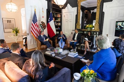 En la reunión con Newsom se discutió cómo el rediseño distrital en Texas busca silenciar a millones de votantes
