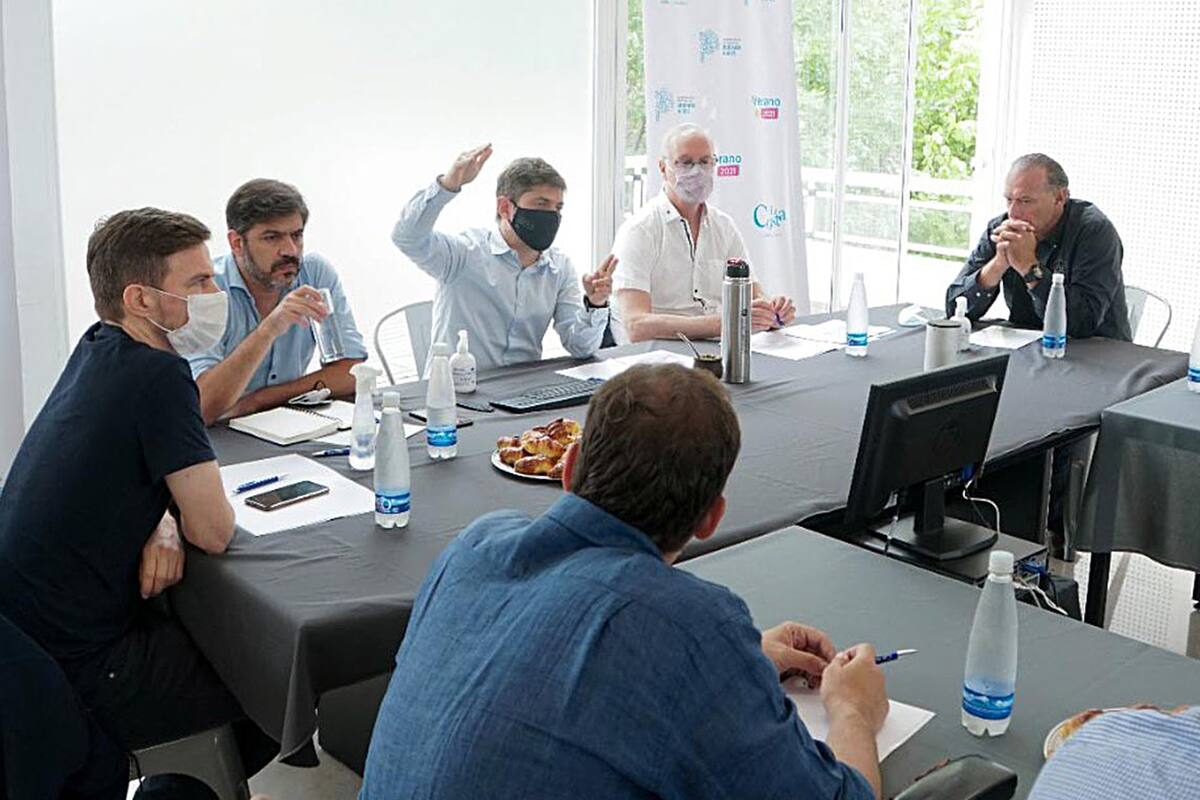En la reunión de Santa Clara del Mar, intendentes y funcionarios de Axel Kicillof coincidieron en el impacto negativo sobre el turismo de las contradicciones de los últimos días; el gobernador luego responsabilizó a los medios