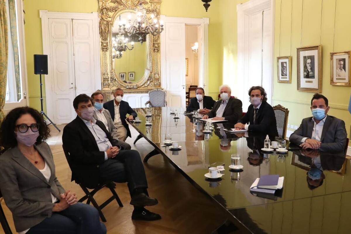 En la reunión estuvieron presentes Santiago Cafiero, jefe de Gabinete; Ginés González García, ministro de Salud; Cecilia Todesca, vicejefa de Gabinete; Claudio Moroni, ministro de Trabajo y Eugenio Zanarini, Superintendente de Servicios de Salud