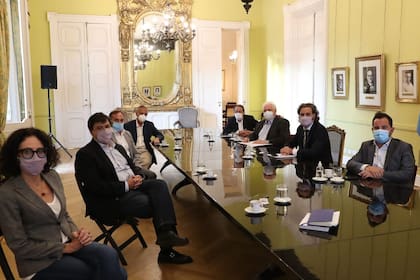 En la reunión estuvieron presentes Santiago Cafiero, jefe de Gabinete; Ginés González García, ministro de Salud; Cecilia Todesca, vicejefa de Gabinete; Claudio Moroni, ministro de Trabajo y Eugenio Zanarini, Superintendente de Servicios de Salud
