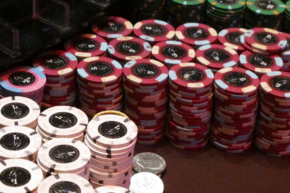 En la ruleta, los jugadores pueden apostar en números específicos, grupos de números, colores -rojo o negro-, par o impar, entre otras opciones (Archivo AP Foto/Wayne Parry)