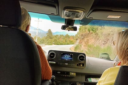 En la ruta, en la traffic (una Mercedes Benz Sprinter) en la que Gloria planeaba un viaje con su marido, pero al final hizo con sus amigas.