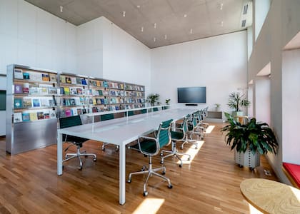 En la sala de cowork se exhibe una obra con libros que tienen títulos que comienzan con la frase “El arte de”