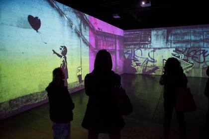 En la sala inmersiva se recrea la Niña con globo que Banksy destruyó en plena subasta