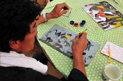 En la sección de Galerías de Arte de Paraguay (Asgapa), curada por Osvaldo Salerno, se vendieron como pan caliente los pequeños acrílicos sobre madera del artista guaraní Osvaldo Pitoé