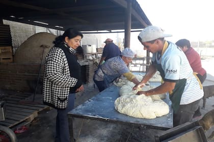 En la sede de la Fundación se amasa pan, entre otras actividades