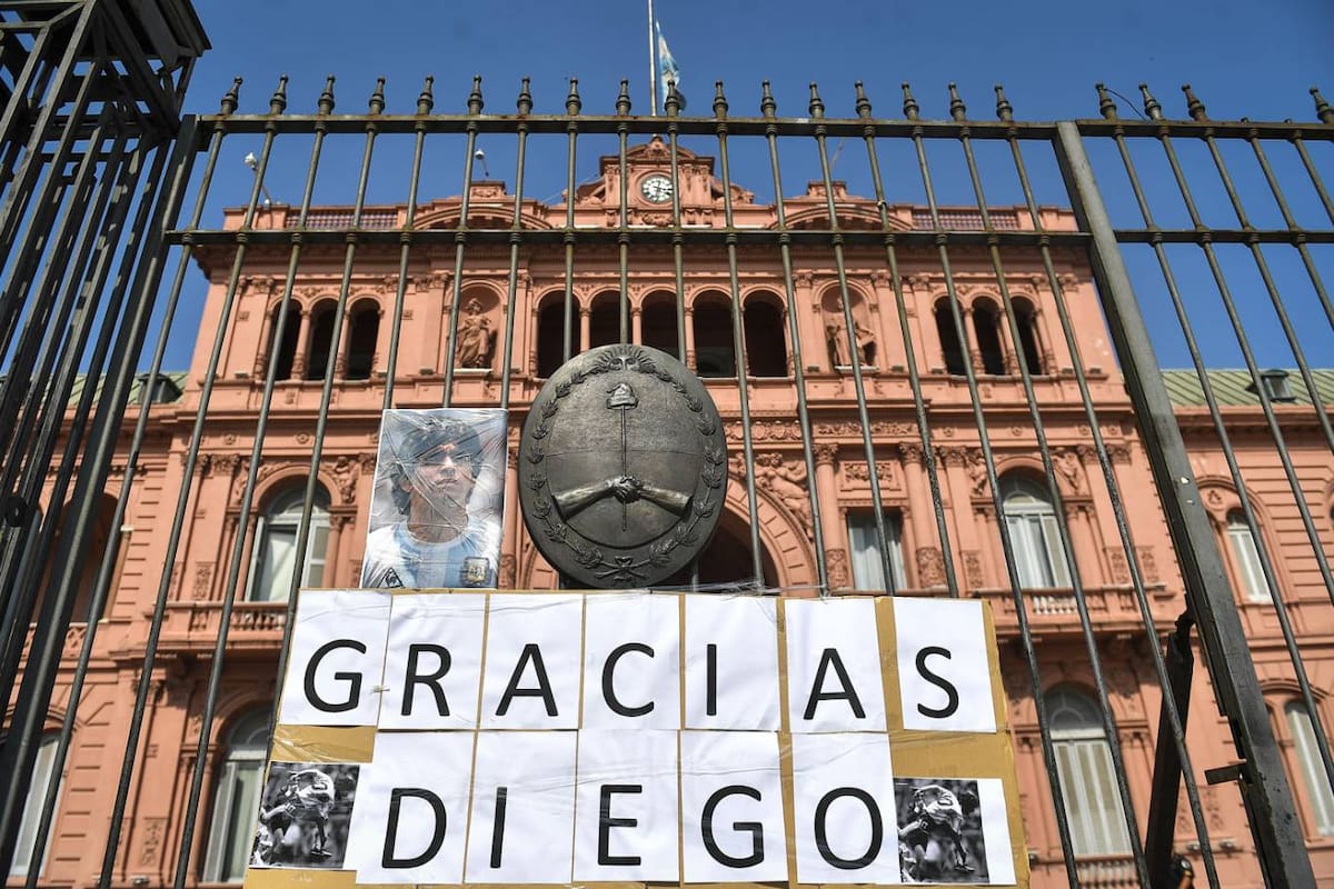 En la sede del Gobierno Nacional comenzaron los preparativos para realizar el velorio del capitán de la selección campeona de México 86, que se hará en un lugar aireado, por la pandemia de coronavirus