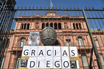 En la sede del Gobierno Nacional comenzaron los preparativos para realizar el velorio del capitán de la selección campeona de México 86, que se hará en un lugar aireado, por la pandemia de coronavirus
