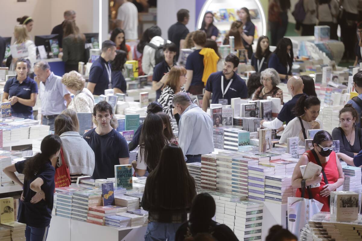 En la segunda jornada de la Feria del Libro hubo más público que en la apertura, aunque no tanto como en los primeros días del año pasado