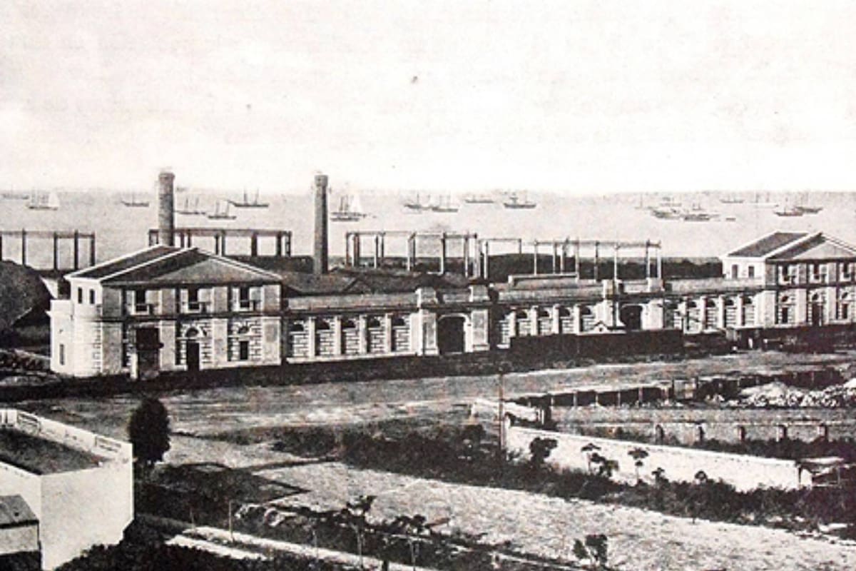 En la segunda mitad del siglo XIX, la Fábrica de Gas del Retiro proveía el combustible derivado del carbón de hulla para dotar de iluminación a la ciudad de Buenos Aires