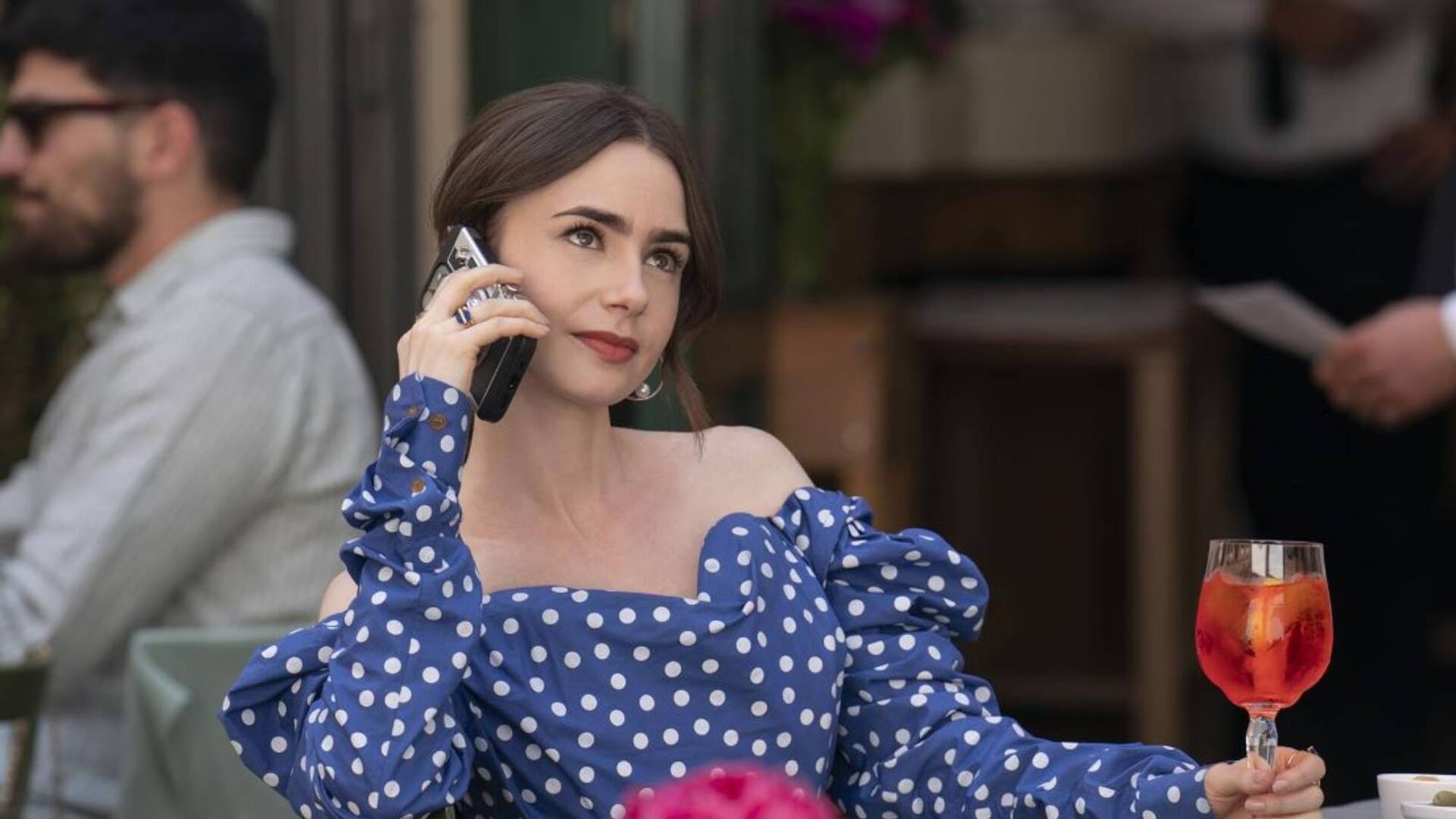 En la segunda parte de la cuarta temporada de Emily en París, la protagonista sale de la Ciudad Luz para conocer otras geografías