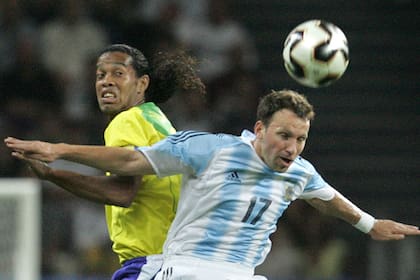 En la selección, contra Ronaldinho; jugó poco, pero fue titular un día histórico: el 17 de agosto de 2005, el día del debut de Messi