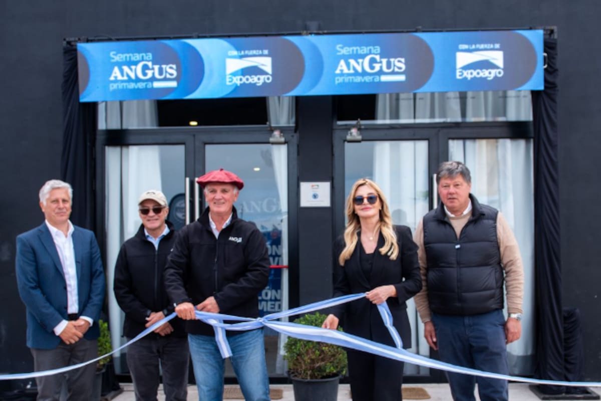 En la Semana Angus: Alfonso Bustillo (Angus), Marisa Fassi, intendenta de Cañuelas, y Martín Schvartzman, CEO en Exponenciar SA