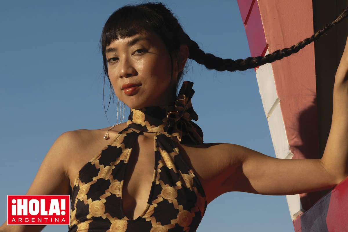 En la serie de Netflix, Débora interpreta a Nei, la cocinera oriental que se interpone en el amor entre Griselda Siciliani y Esteban Lamothe.