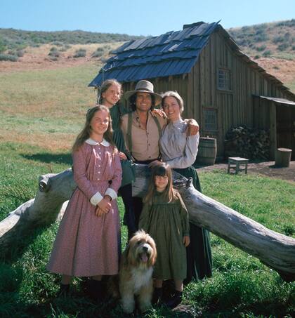 En la serie, inspirada en los libros de Laura, el papel del padre, Charles Ingalls, es interpretado por Michael Landon, quien además fue productor, guionista y director de varios episodios. La madre, Caroline, es interpretada por Karen Grassle. Junto a sus hijas: Laura (Melissa Gilbert), Mary (Melissa Sue Anderson) y la pequeña Carrie (las gemelas Lindsay y Sidney Greenbush) forman una familia unida y resiliente. Viven en el pequeño pueblo de Walnut Grove, en Minnesota, donde enfrentan los desafíos de la vida en la frontera: el trabajo duro, la escasez y las tragedias, pero también celebran el amor y la fuerza de los vínculos familiares.