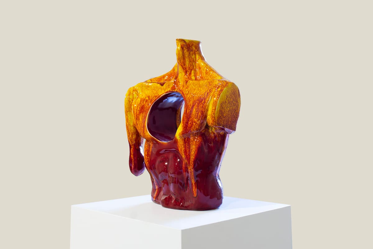 En la serie "Juegos de fuego" hay fragmentos de cuerpos o cuerpos a los que les falta una parte, como se puede ver en esta escultura de 2023: “Eso tiene que ver más con mi pasión por la antigüedad”, explica Nicolás Guagnini, para quien los torsos remiten a vasijas