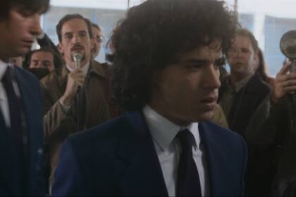 En la serie, la reacción de Maradona cuando los periodistas le preguntan en Madrid sobre las verdades de Malvinas