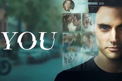 En la serie que se estrenó en Netflix a fines de diciembre Joe acosa a Beck a través de las redes sociales