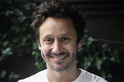 En la serie Sitiados, el actor chileno muestra una nueva faceta, incluso desde el plano físico