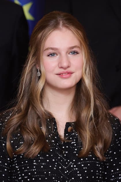 En la sobriedad de su estilismo, resaltaban los pendientes de oro blanco
y diamantes en forma de lágrima. Son los mismos que estrenó Letizia en la audiencia de los Premios Princesa de Asturias 2014 (abajo), el mismo año en el que asumió el título de Reina.
