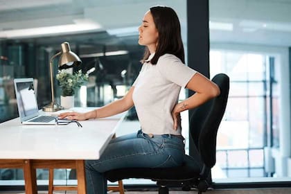En la sociedad actual, gran parte de las actividades laborales se realizan en entornos de oficina, algo que puede perjudicar tu postura corporal