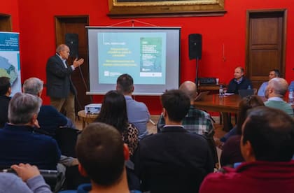 En la Sociedad Rural de Azul se realizó una charla sobre “El Niño, proyecciones climáticas para la campaña 2026-27 y recomendaciones de manejo para productores”, donde participó Nicolás Bronzovich, presidente del INTA