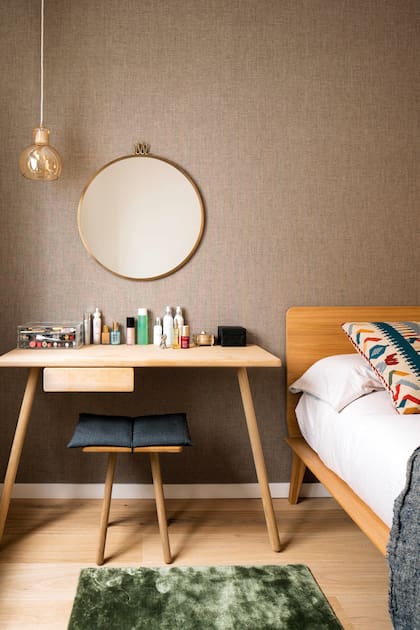 En la suite, cama ‘Valentine’ (Case), escritorio y taburete de la línea ‘Georg’ (Skagerak), espejo de pared ‘Randaccio’ (Gubi), colgante ‘Bulb’ (&Tradition) y alfombra ‘Basic Bambú’ (NowCarpets).